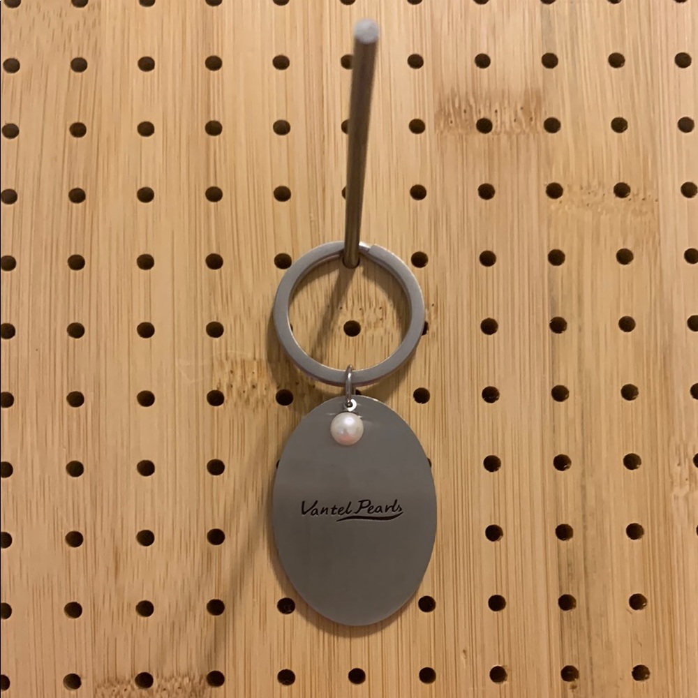 Vantel Pearls Silver Keychain with Pearl Detail